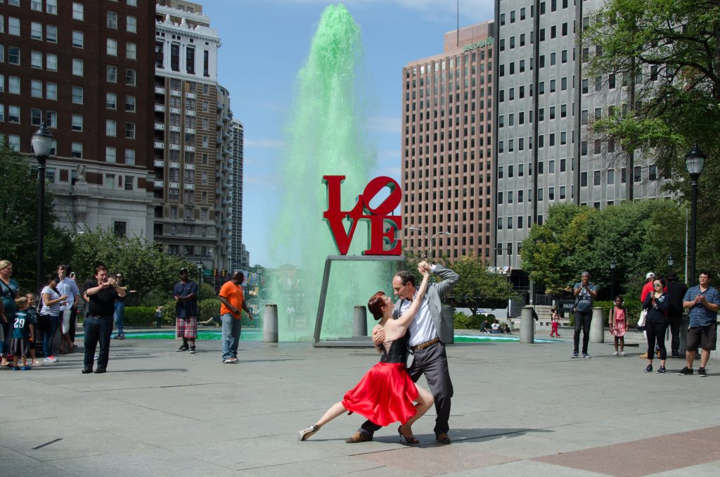Филадельфия танци у фонтана