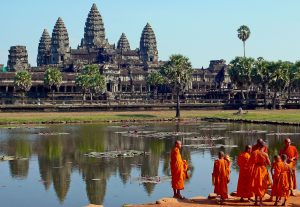 buddhist_monks_in_front_of_the_angkor_wat