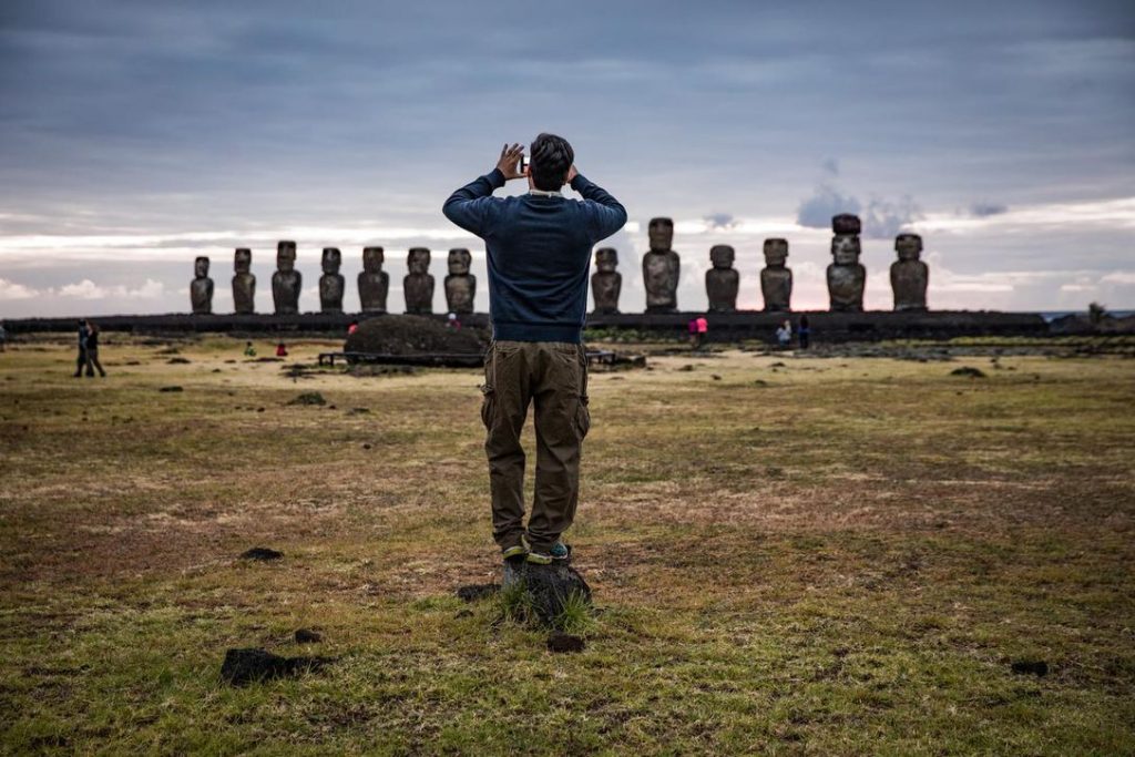 Moai tourists