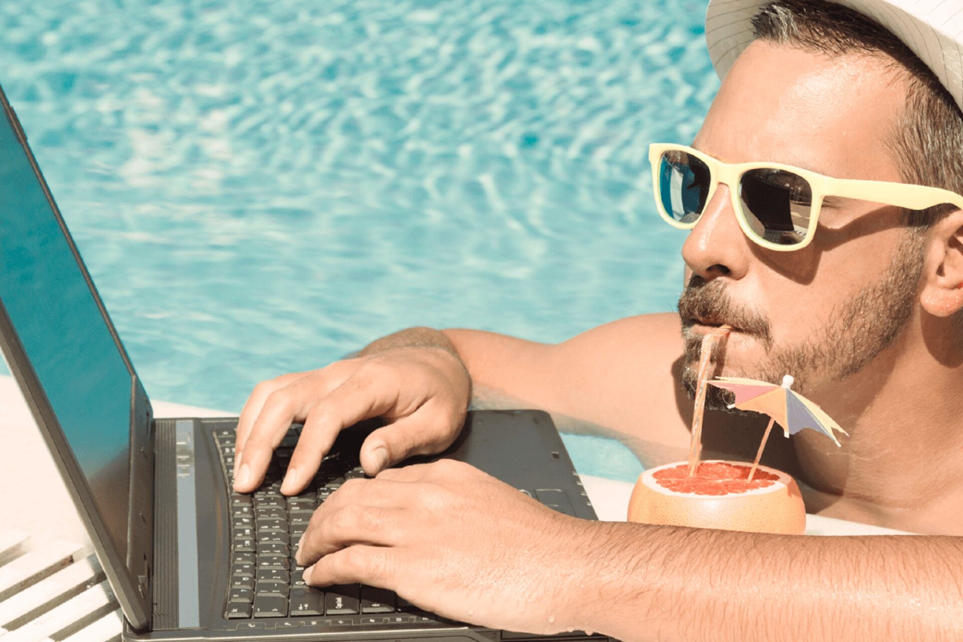Работать удаленно. Мужчина с ноутбуком на море. Человек с ноутбуком на пляже. Бизнесмен на пляже с ноутбуком. Фрилансер бизнесмен.